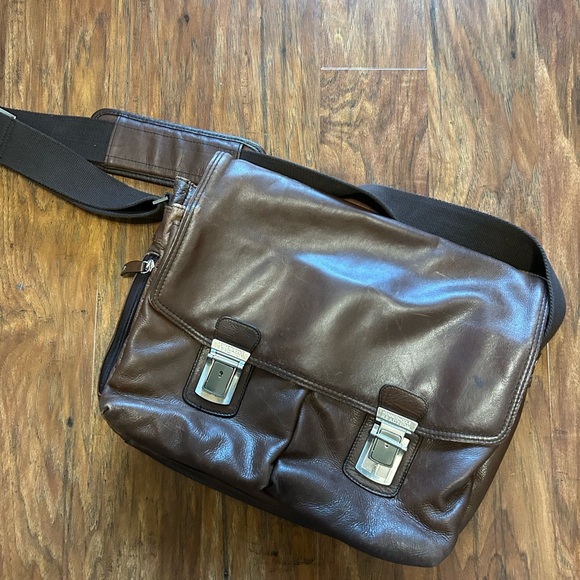 Retro 90s Kenneth Cole Distressed Brown Leather Messenger Bag - Picture 1 of 6